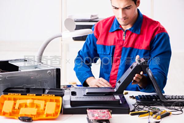 維修車間計算機的專業修理工